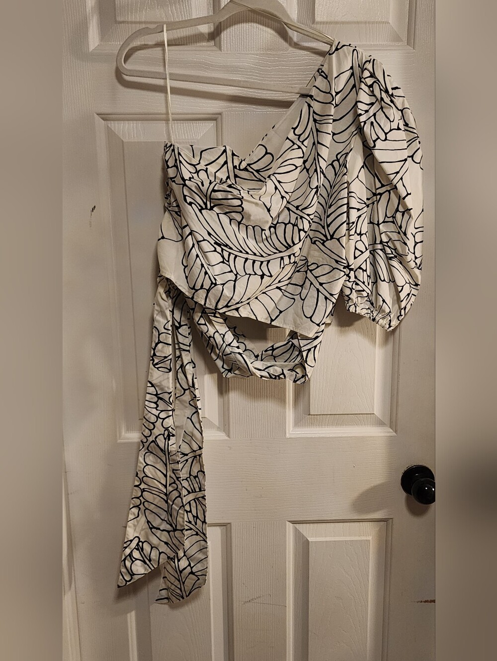 Fe Noel x Target NWT One-Shoulder Black & White Leaf-Print Tie Front Crop Top - Picture 7 of 8